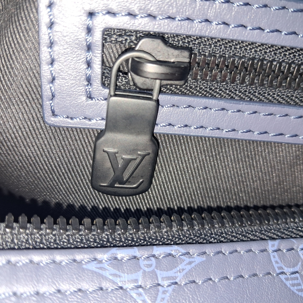 Louis Vuitton Gray Duffel Bag with Iconic Design - Picture 2 of 7